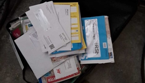 Die Angeklagte versteckte mehrere Briefe und Retourpoststücke im Keller ihres ...