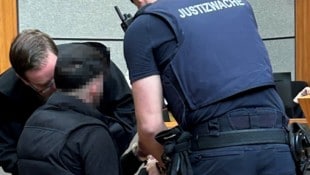 Der Angeklagte (im Bild mit Anwalt Markus Abwerzger) nahm nur kurz im Schwurgerichtssaal Platz.