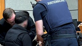 Der Angeklagte (im Bild mit Anwalt Markus Abwerzger) nahm nur kurz im Schwurgerichtssaal Platz.