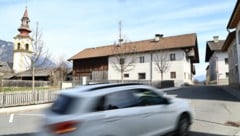 In diesem Bereich der Innsbrucker Straße in Völs sollen die Unbekannten das Mädchen attackiert ...