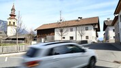 In diesem Bereich der Innsbrucker Straße in Völs sollen die Unbekannten das Mädchen attackiert ...