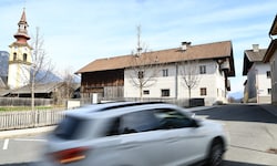 In diesem Bereich der Innsbrucker Straße in Völs sollen die Unbekannten das Mädchen attackiert ...