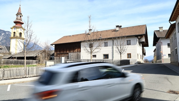 In diesem Bereich der Innsbrucker Straße in Völs sollen die Unbekannten das Mädchen attackiert ...