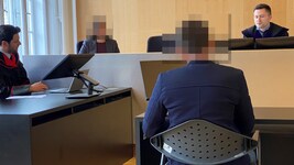 Zwar entschlug sich seine Ehefrau vor Gericht der Aussage, am Ende wurde der angeklagte ...