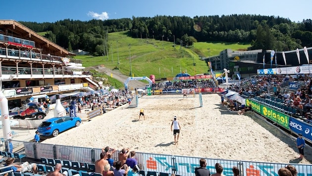 Vor mehr als 15 Jahren präsentierten sich die Beachvolleyballer bereits im Zielstadion der ...