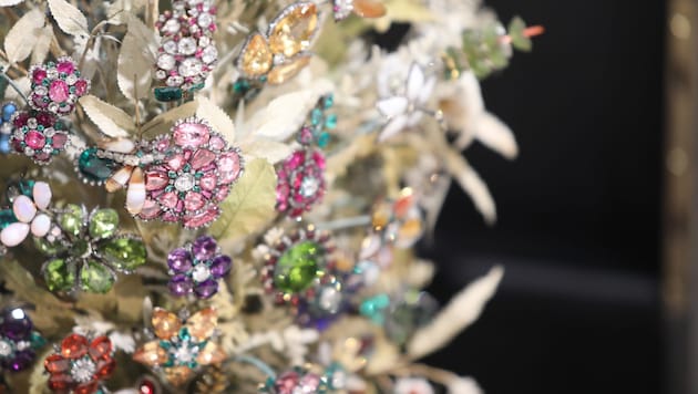 Schillernder Ausdruck der Liebe – das aus Tausenden Diamanten veredelte Kunstwerk.