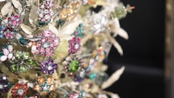 Schillernder Ausdruck der Liebe – das aus Tausenden Diamanten veredelte Kunstwerk. 