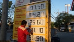 Auf einer Tankstelle auf den Philippinen werden die Preise angepasst – auch hier gingen die ...