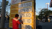 Auf einer Tankstelle auf den Philippinen werden die Preise angepasst – auch hier gingen die ...