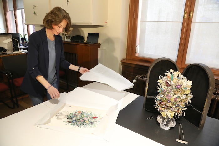 Kuratorin Victoria Kohn mit dem Aquarell & dem prachtvollen Werk des Juweliers Michael Grosser.