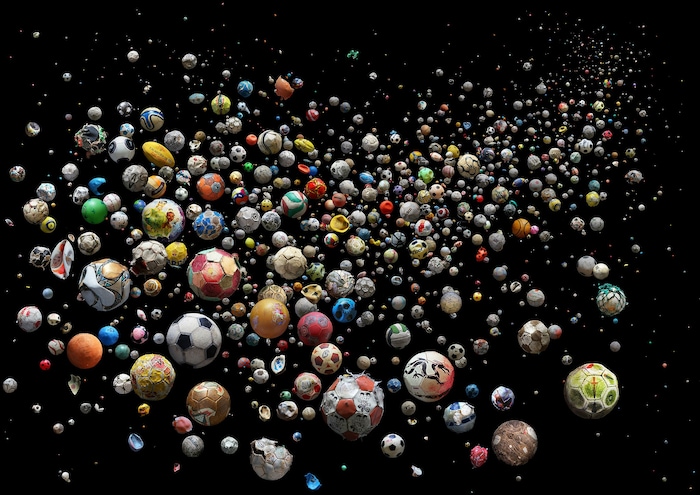 Mandy Barkers Proejkt „Penalty“ anlässlicher der FußballWM 2014 lässt Müll wie einen ...