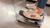 Füße aufs Moveo stellen und schon wird man durchgewackelt. 