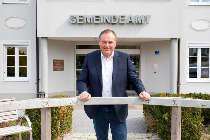 Bürgermeister Rupert Reischl hofft, dass der Kindergartenbau noch heuer startet.