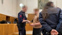 Der Jugendliche wurde von der Justizwache in Handschellen vorgeführt.