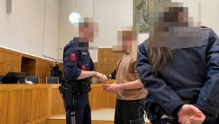 Der Jugendliche wurde von der Justizwache in Handschellen vorgeführt.