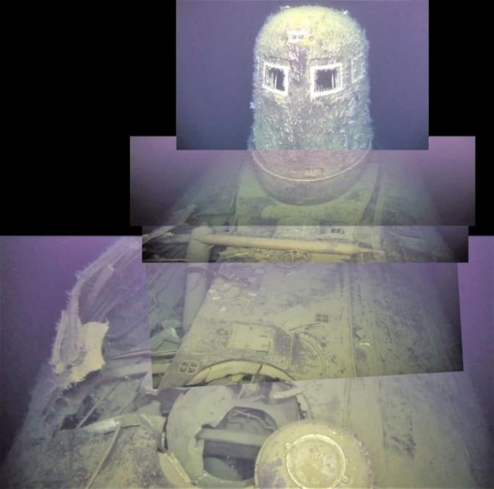 Diese zusammengestückelte Aufnahme zeigt das schwer beschädigte Vorderdeck der Komsomolez – sie ...