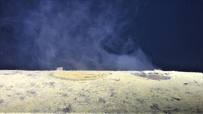 Aus dem Wrack der Komsomolez steigt eine radioaktive Fahne.