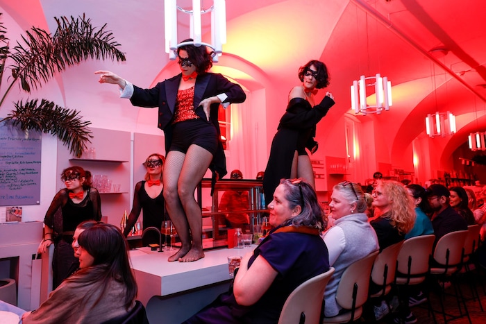 Farah Deen und Olivia Mitterhuemer am Tresen des Cafés