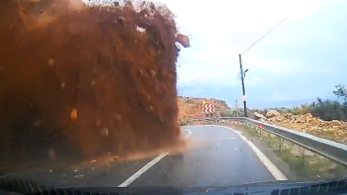 Furchtbarer Anblick: Das Auto wurde komplett unter Geröll begraben.