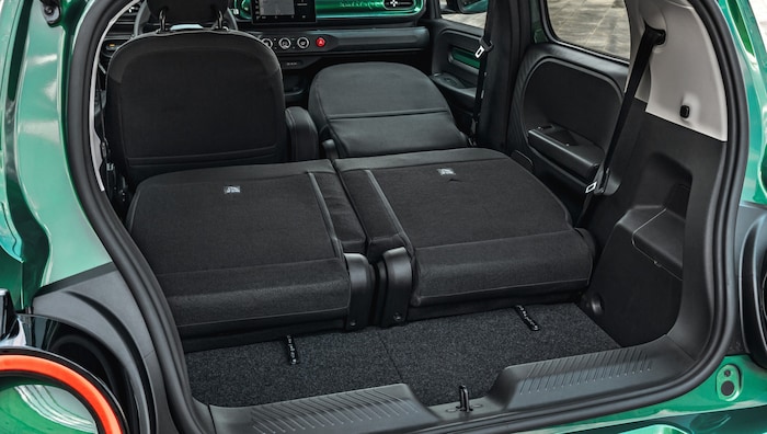 Mit zusätzlich umgeklapptem Beifahrersitz (Techno) kann man bis zu zwei Meter lange Gegenstände ...