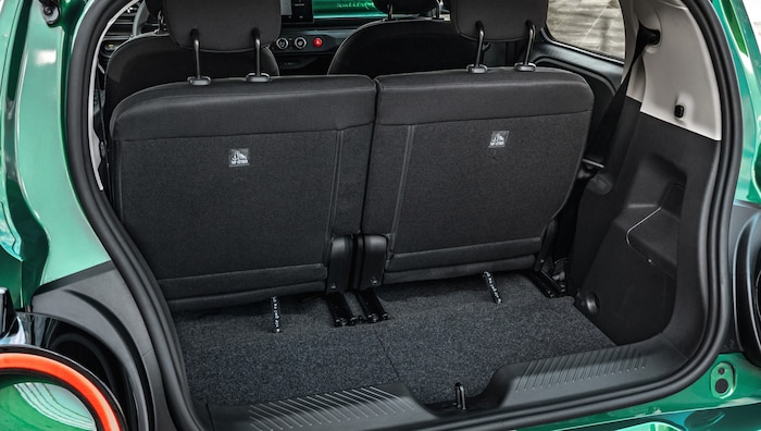 Mit nach vorn gerückten Rücksitzen passen 305 Liter in den Kofferraum.