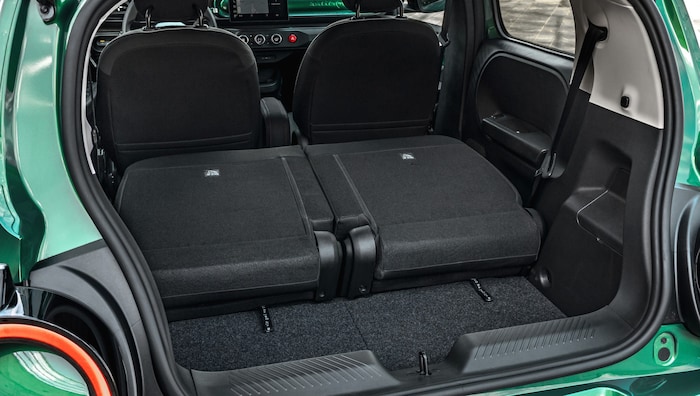Klappt man die Rücksitzlehnen um, erhält msn ein dachhohes Ladevolumen von 966 Liter.