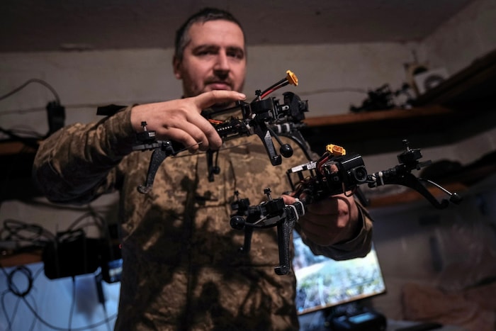 Ein ukrainischer Drohnenpilot an der Frontlinie in Donezk
