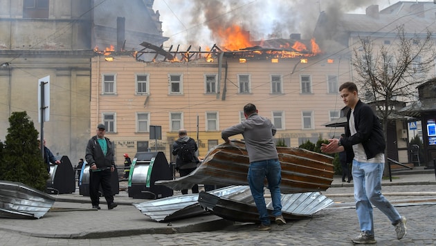 Große Schäden im historischen Zentrum von Lwiw im Westen der Ukraine am Dienstag