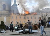 Große Schäden im historischen Zentrum von Lwiw im Westen der Ukraine am Dienstag 