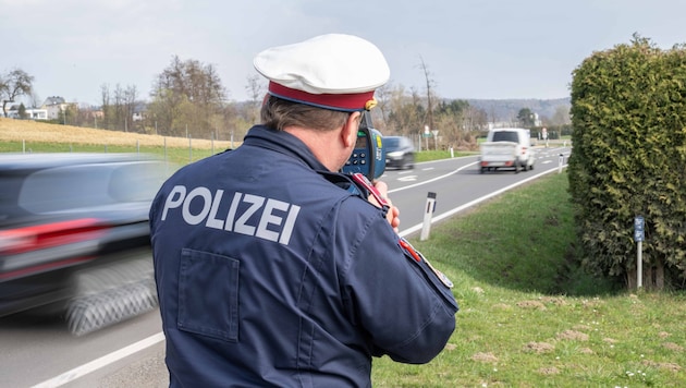 Verkehrskontrolle mit Lasergerät (Symbolbild)