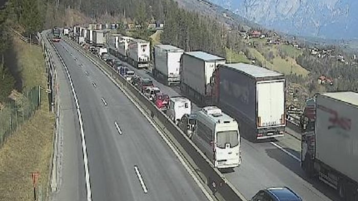 Die A13 in Richtung Innsbruck musste nach dem Unfall komplett gesperrt werden.