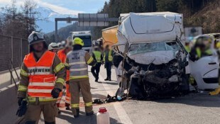 Der komplett demolierte Klein-Lkw.