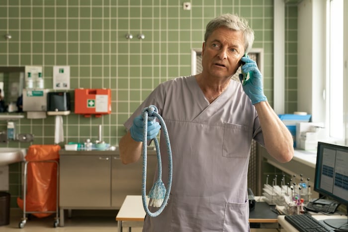 Köstlich: Alfred Dorfer als schrulliger Gerichtsmediziner. Vorerst noch mit wenig Screentime, ...