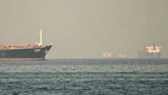 Hunderte Schiffe warten aktuell vor der Meeresenge, die vom Iran blockiert wird.