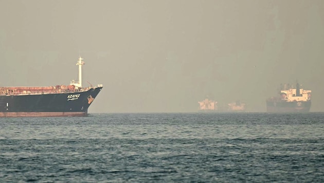 Hunderte Schiffe warten aktuell vor der Meeresenge, die vom Iran blockiert wird.