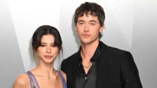 Tom Blyth verteidigt die offenherzige Kleiderwahl seiner Freundin Daniela Norman