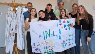 Dieter Klammer (links hinten) mit Schülerinnen des Gymnasiums St. Ursula in Klagenfurt und ...