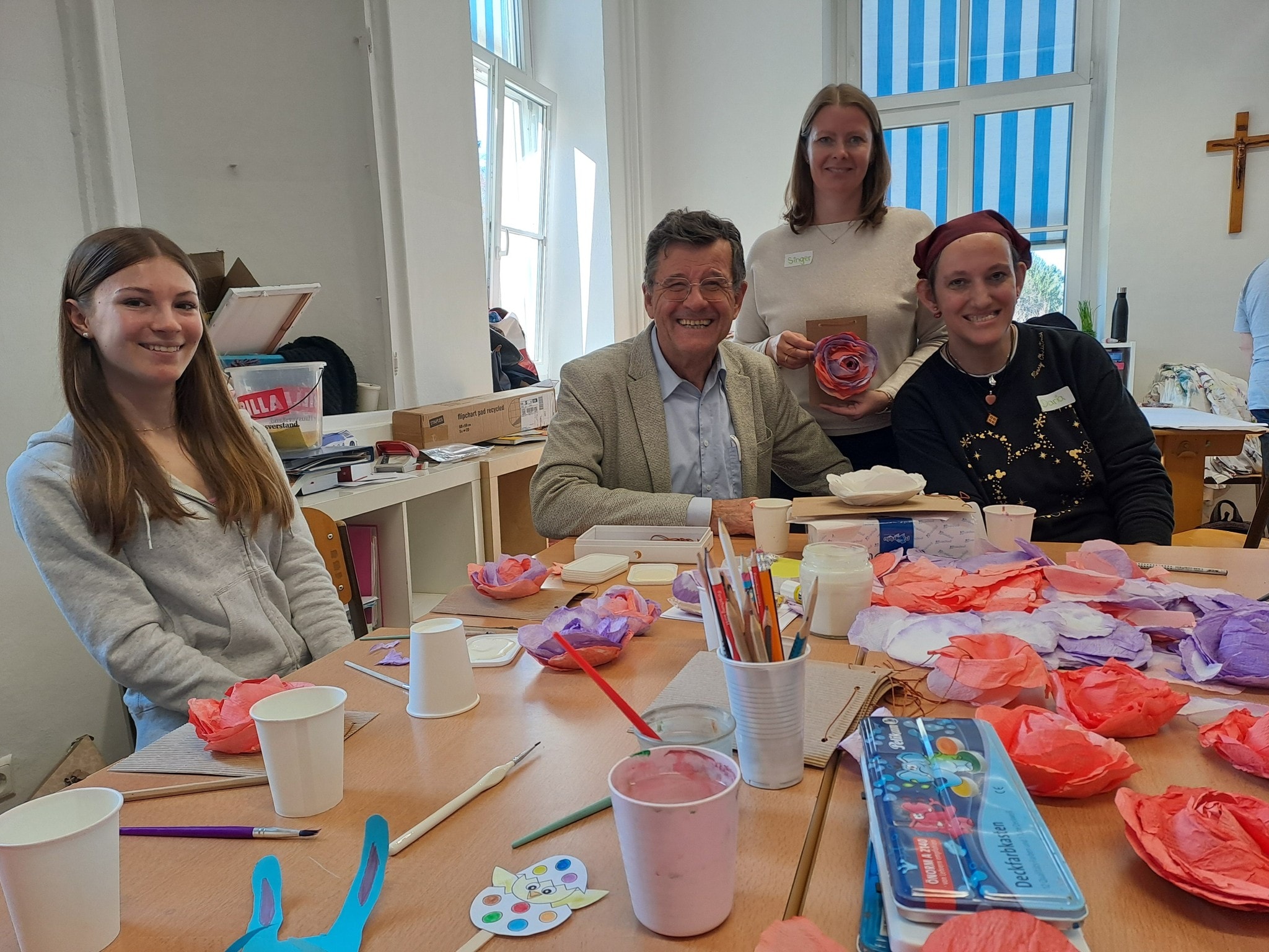 Harald Triebnig, der Direktor des Gymnasiums St. Ursula, am Basteltisch, wo Professorin Lisa ...