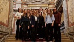 Die Schülerinnen und Schüler der Klasse 3CW auf der Treppe des „Imperial“.