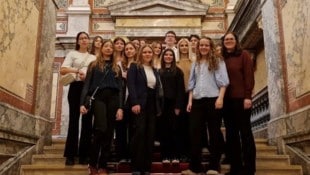 Die Schülerinnen und Schüler der Klasse 3CW auf der Treppe des „Imperial“.