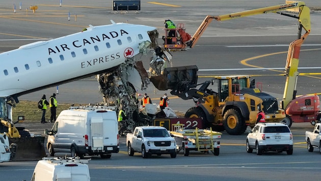 Wie durch ein Wunder überlebte die Flugbegleiterin das fatale Unglück bei der Landung in New ...