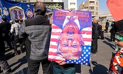 Anhänger des iranischen Regimes protestieren gegen die Angriffe der USA und der Israelis und ...