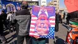 Anhänger des iranischen Regimes protestieren gegen die Angriffe der USA und der Israelis und ...