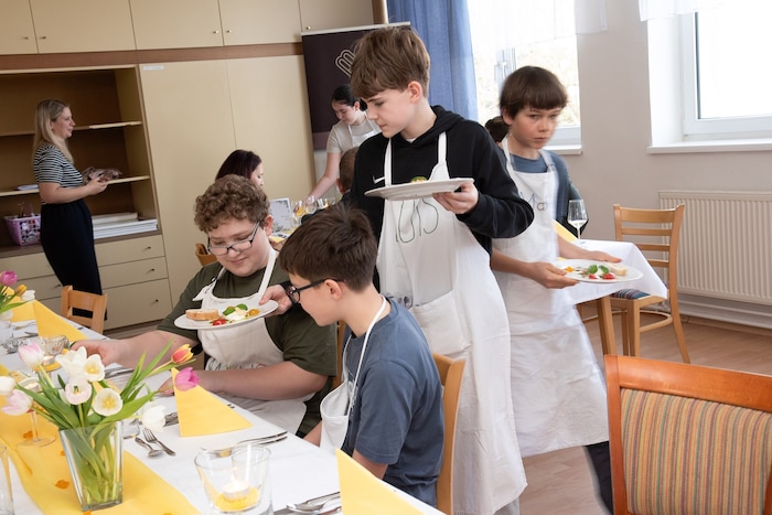 Auch das richtige Servieren wure geübt.