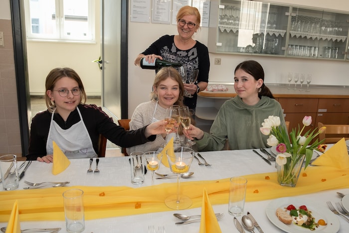 Direktorin Monika Wachlhofer serviert den Kindern alkoholfreien Sekt.