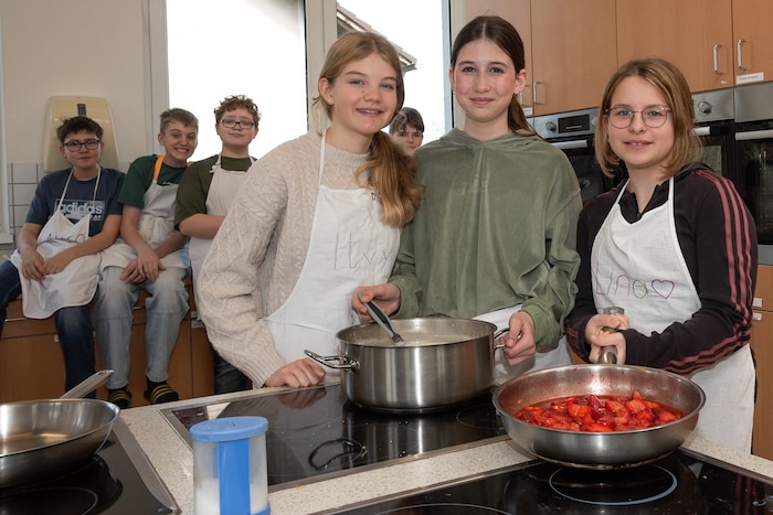 Ilvy, Chiara und Lina (v.l.n.r.) wollen zwar keine Köchinnen werden, aber für Tipps von einem ...