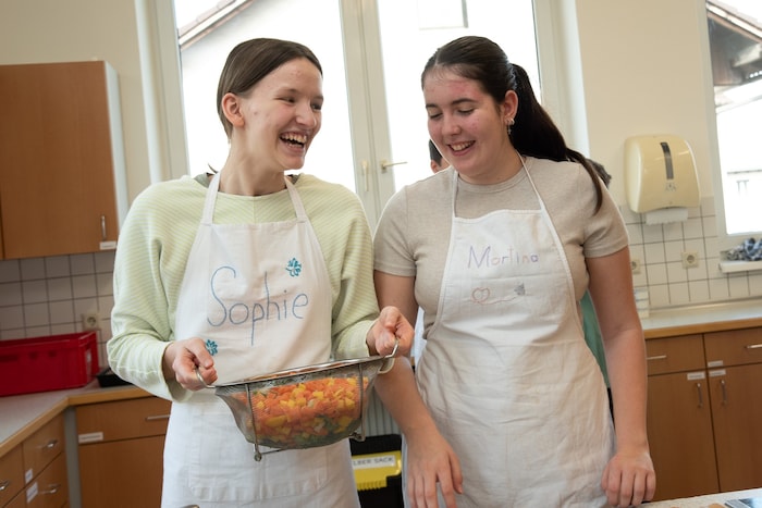 Sophie und Martina genossen den Tag in der Küche.