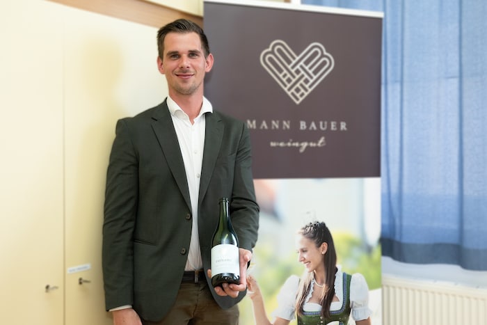 Weinbauer Thomas Bauer vom Weingut „Mann Bauer“ aus Unterstockstall servierte den Kindern ...
