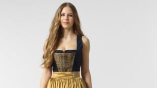 Einer der Dirndl-Entwürfe, der auch zur Goldhaube passen könnte.