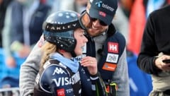An der Seite von Aleksander Aamodt Kilde bricht Mikaela Shiffrin in Tränen aus. 